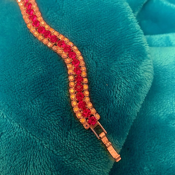 Crystal magenta persuasion bracelet swirl Silver tone sparkly magenta/clear - Picture 8 of 8